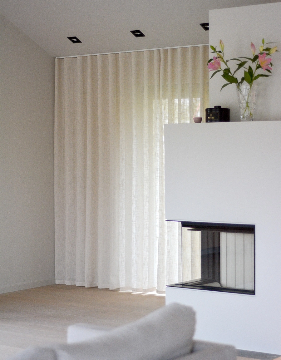 Made-to-measure Mylla curtain in the dining room.