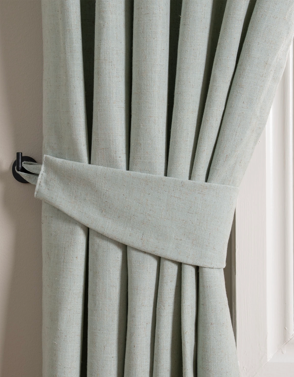 Ljusturkos gardin med matchande omtag