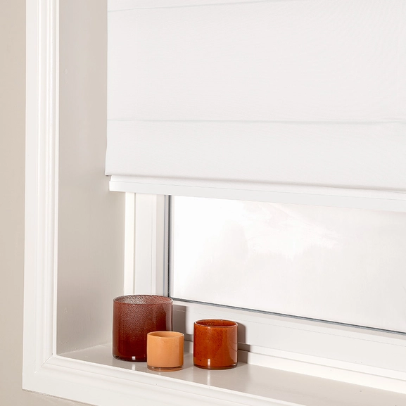 Mörkläggande vit hissgardin