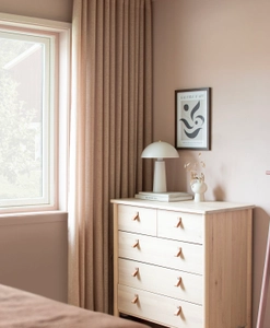 Nougatfärgat gardin i beiget sovrum