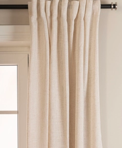 Svart gardinstång med beige gardin