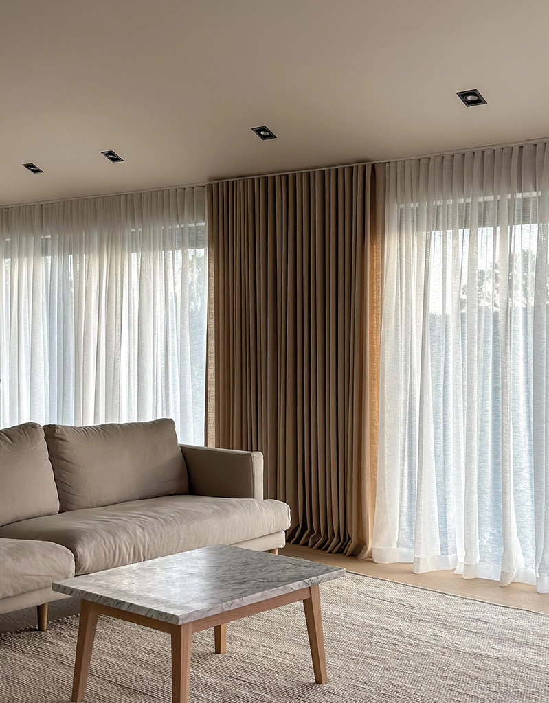 Skira gardiner tillsammans med avskärmande gardiner i vacker hotelluppsättning.