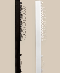 Svart och vit gardinskena med glid på lina