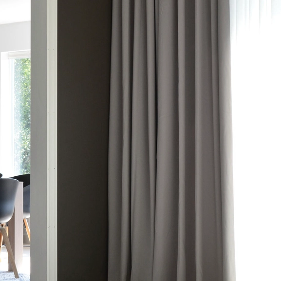 Mörkläggande ljusgrå gardin