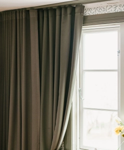 Dovgrön gardin på grön gardinskena