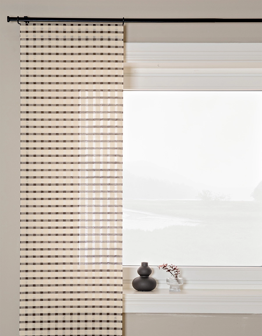 Rutig lantlig panelgardin