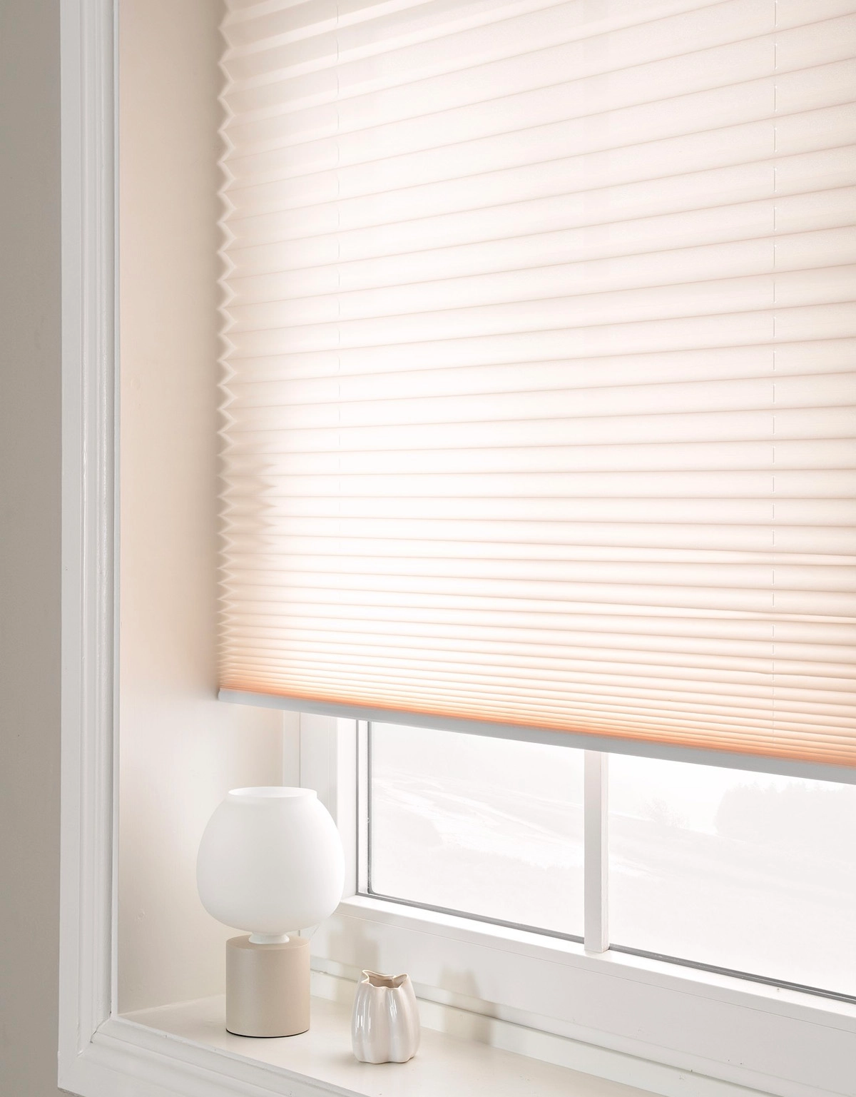 Närbild beige plisségardin