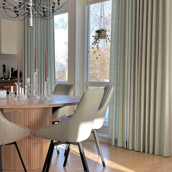 Måttillverkad gardin Lina, ljusturkos