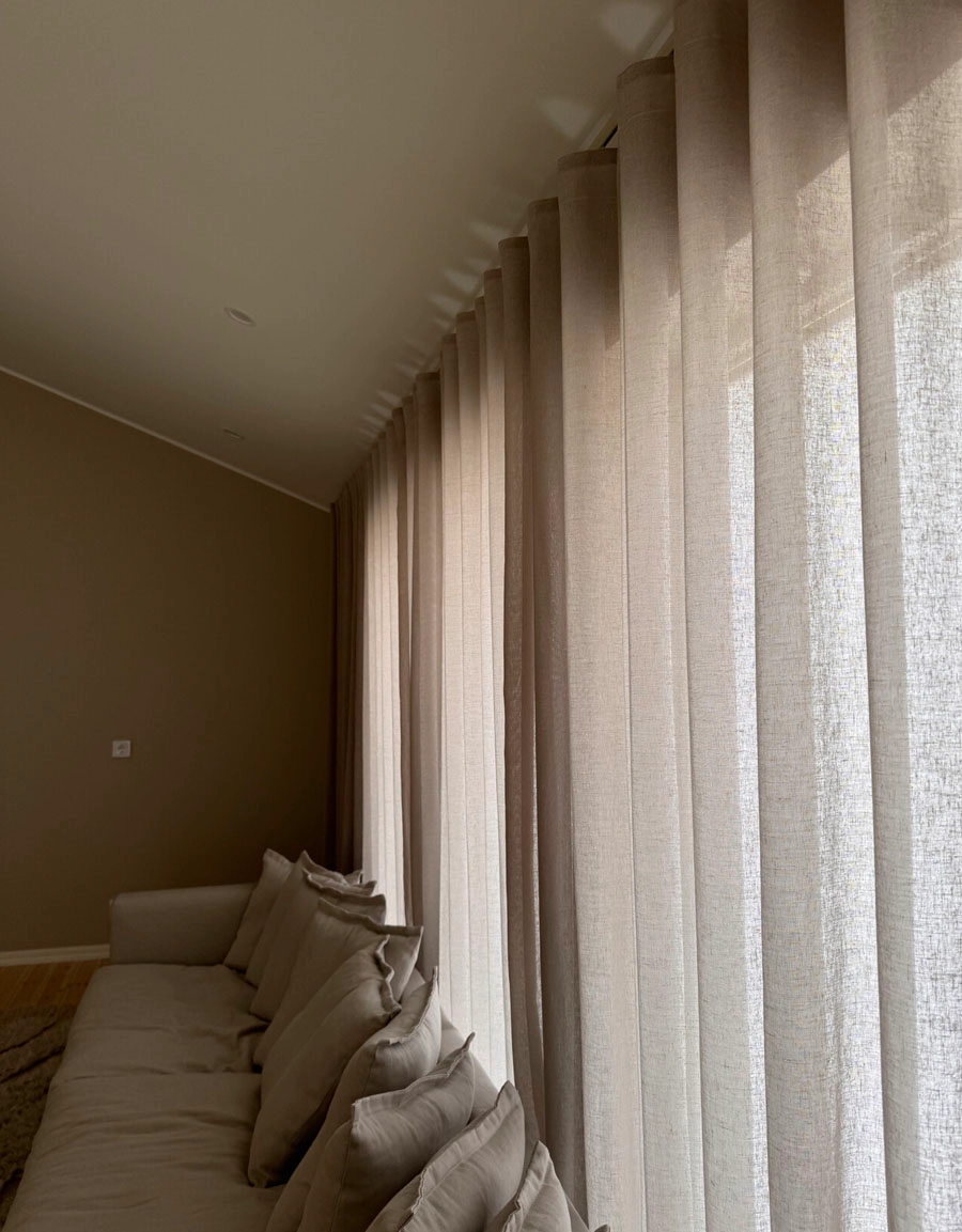 Beige avskärmande gardin Saga