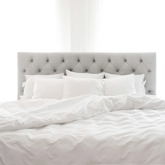 Ljusgrå sänggavel med knappar