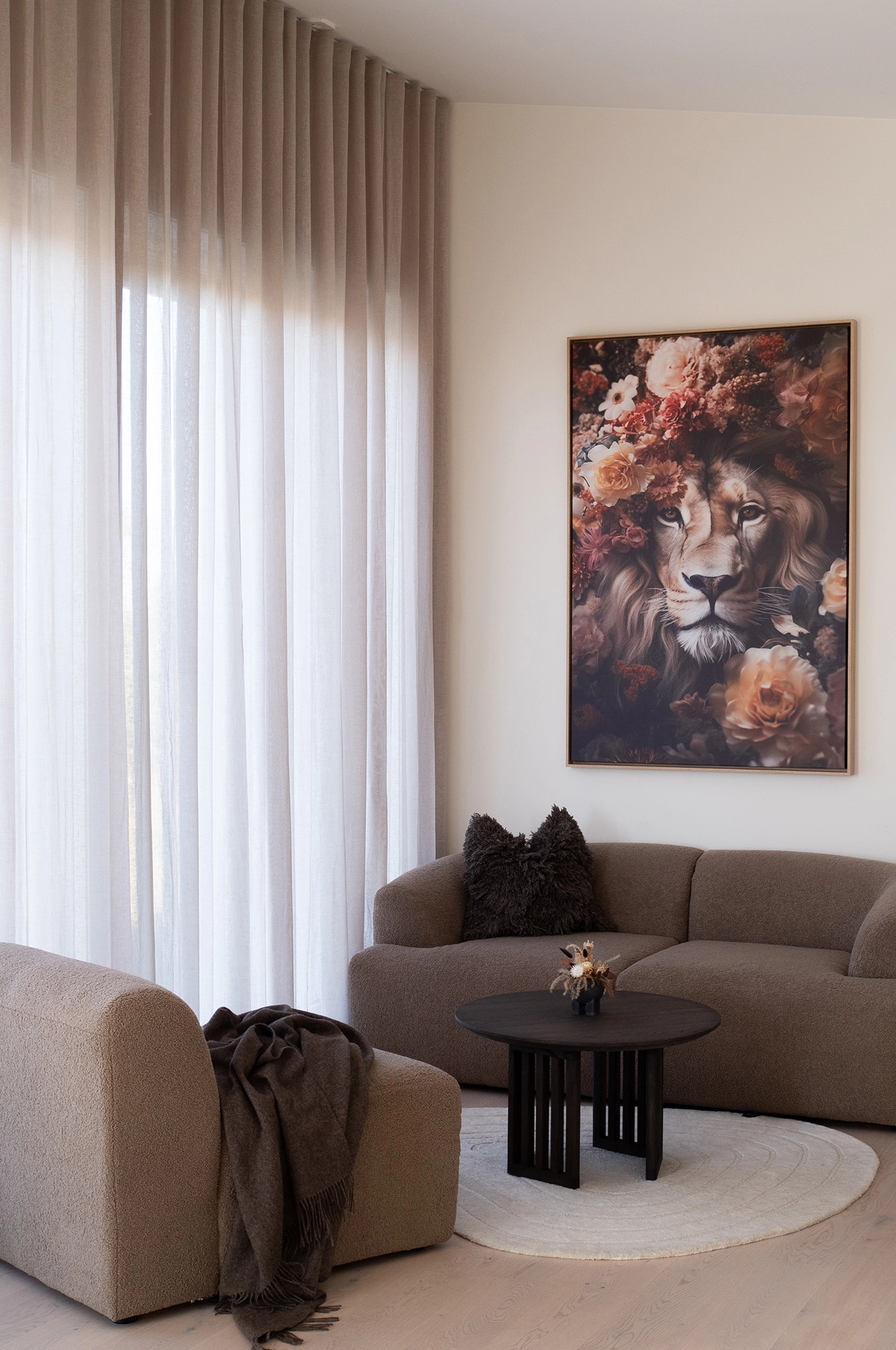 Beige gardin i vardagsrum