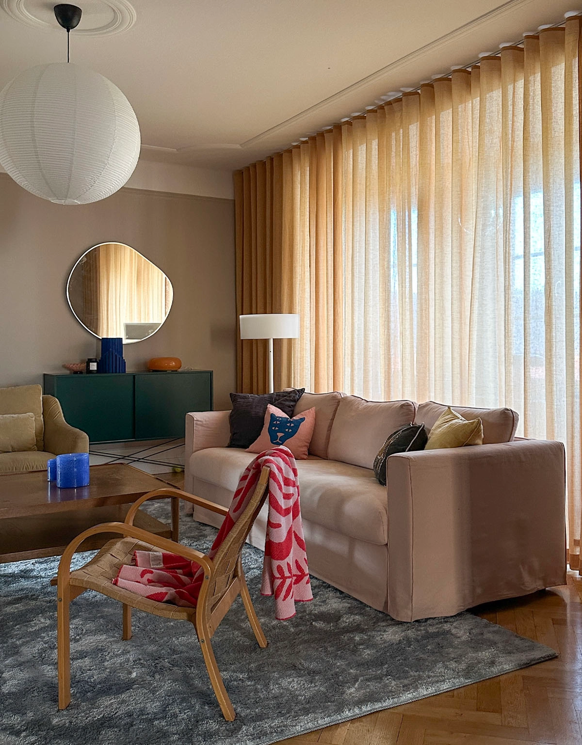 Senapsguld gardin i färgglatt vardagsrum