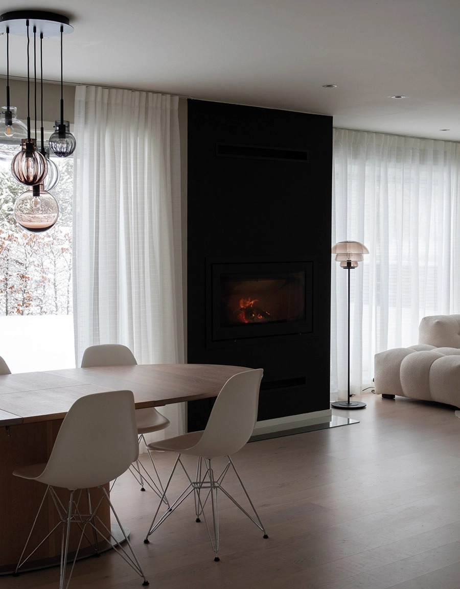 Vit gardin med stansat rutmönster