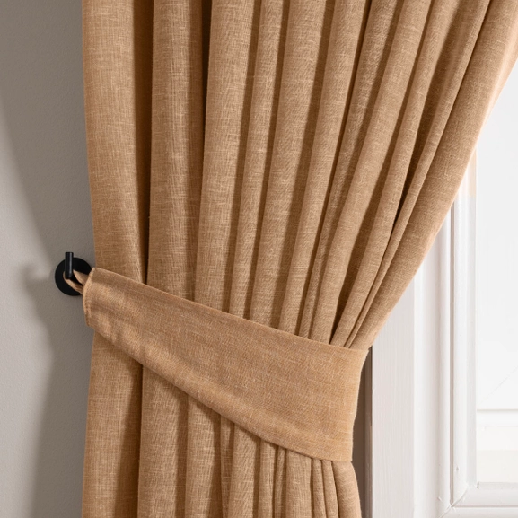 Senapsgul gardin med matchande gardinomtag