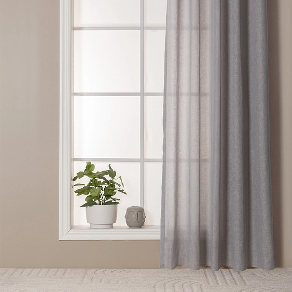 Grå gardin framför fönster