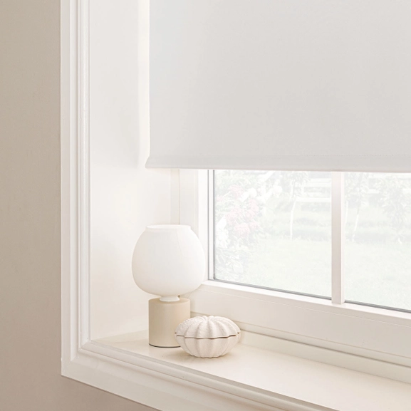 Vit mörkläggande rullgardin