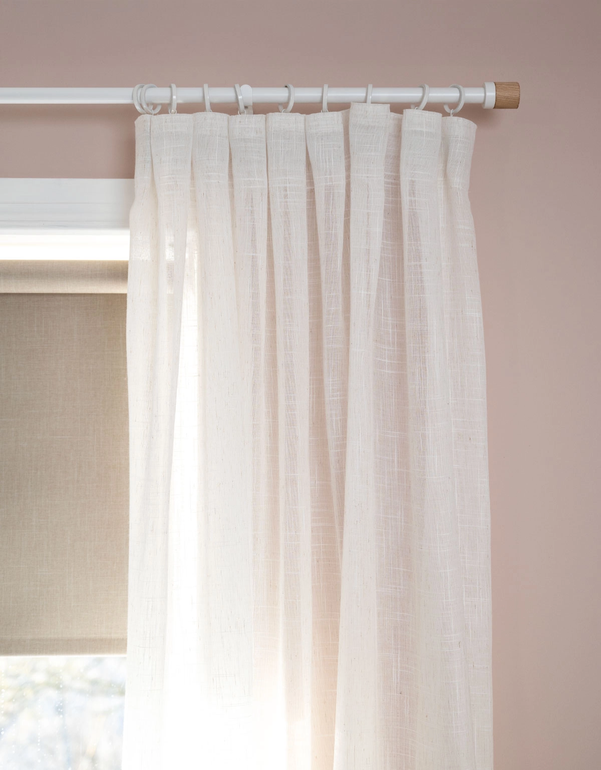 gardin-beige-på-gardinstång