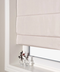 Mörkläggande beige hissgardin i fönster