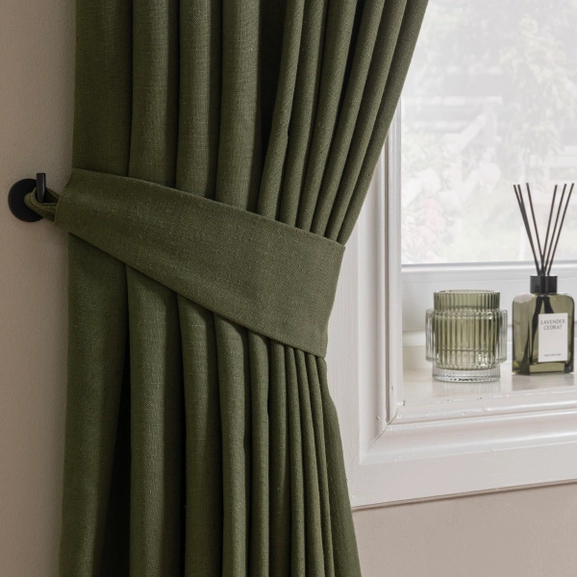 Gardinomtag i grönt tyg