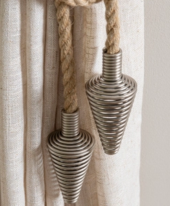 Gardinomtag i flätad bomull med metallpil i ändarna