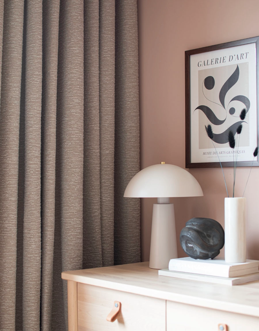 Taupefärgad bouclegardin