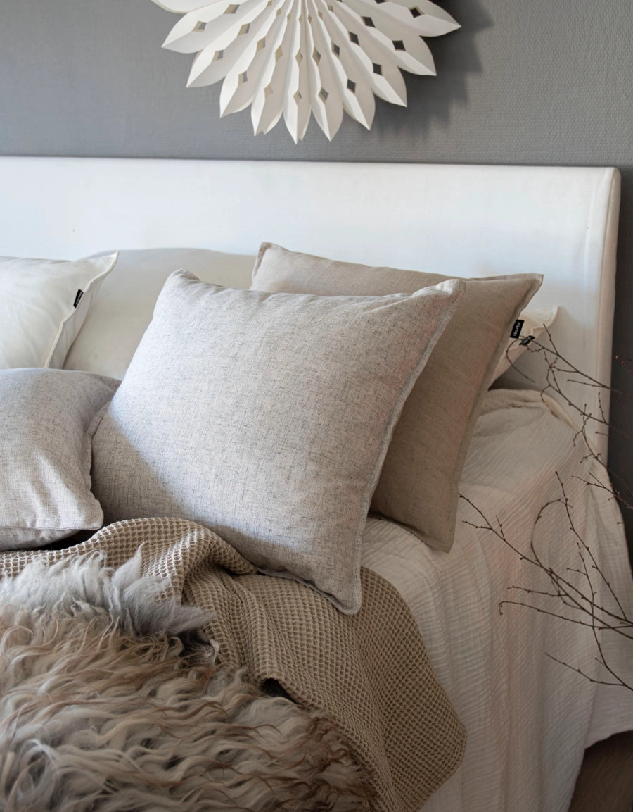 Kuddfodral i grått och beiget