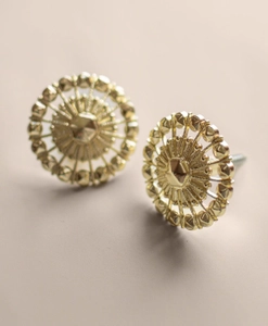 Fäste till gardinomtag i romatinisk och snirklig stil