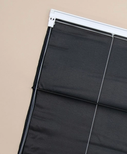 Baksidan av en svart hissgardin