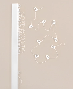 Vit gardinskena med glid på lina