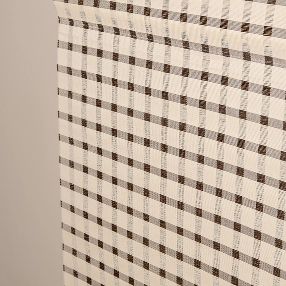 Närbild på rutig lantlig panelgardin