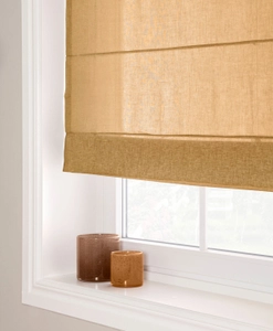 Hissgardin i avskärmande senapsguld väv