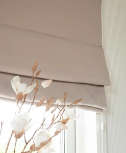 Mörkläggande hissgardin i beiget tyg