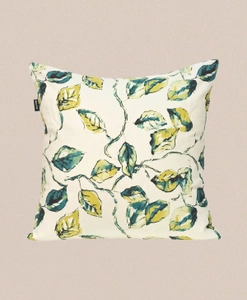 Kuddfodral med ett botaniskt mönster