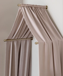 beige-sänghimmel-stänger-antikmässing