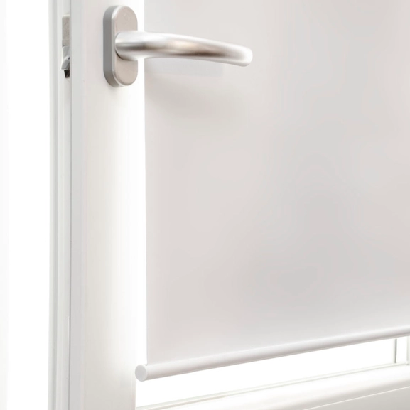 Närbild bottenlist på vit rullgardin