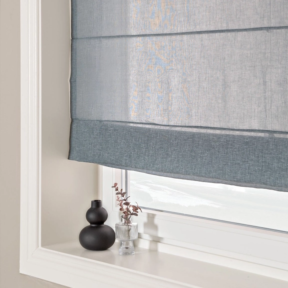 Hissgardin i avskärmande blå väv