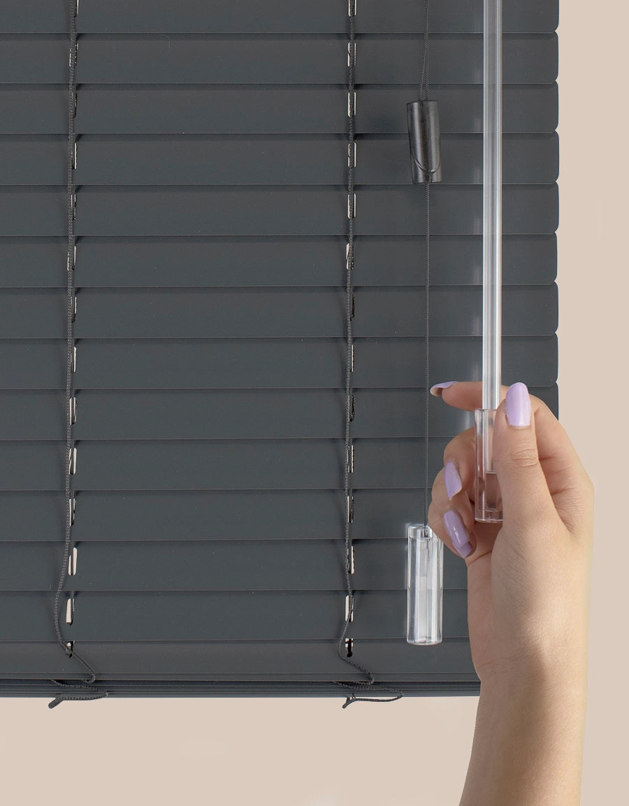 Frihängande svart persienn