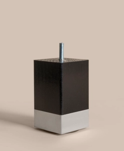 Svart sängben i fyrkantig design med alukant