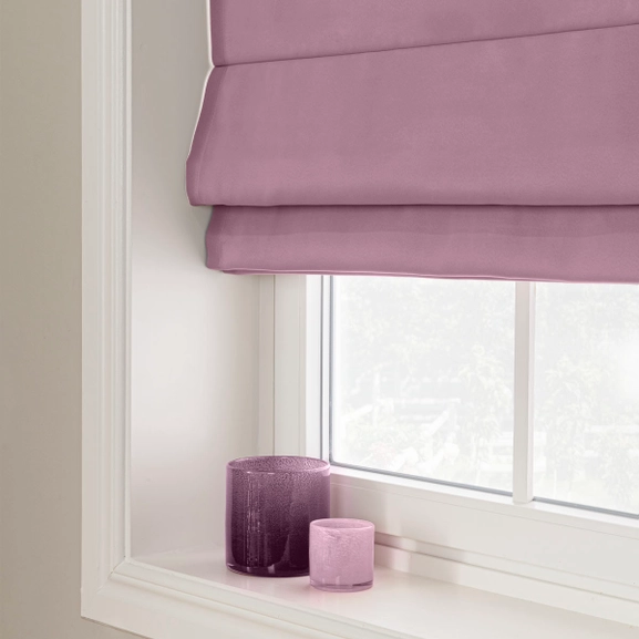 Mörkläggande lila hissgardin