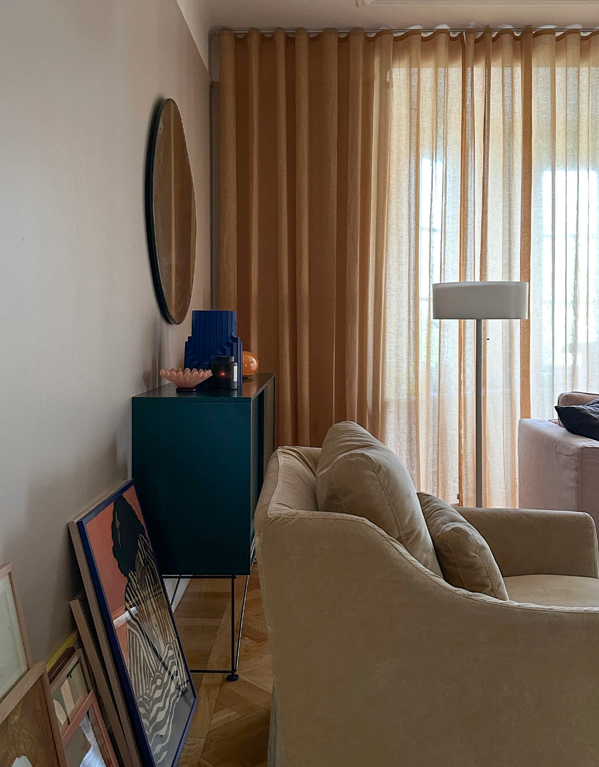 Senapsgul gardin i vardagsrum i retrolook