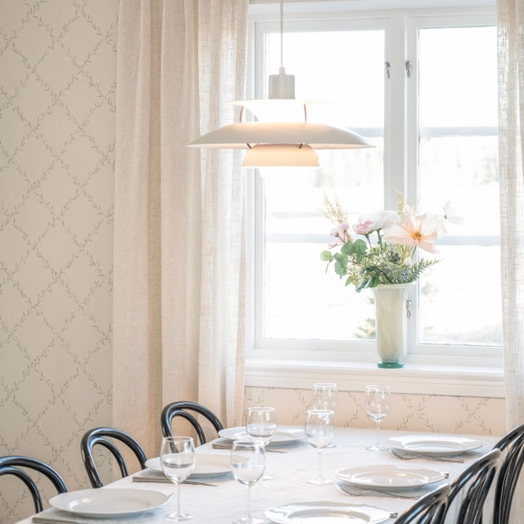 gardinstång-svart-beige-gardin-kök