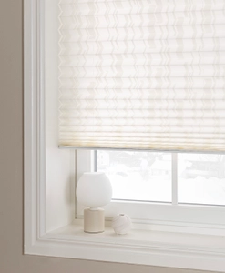 Avskärmande plisségardin med grafiskt mönster