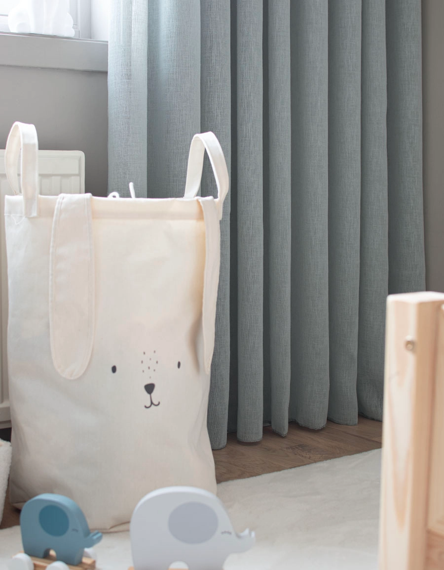 Blå gardin i barnrum