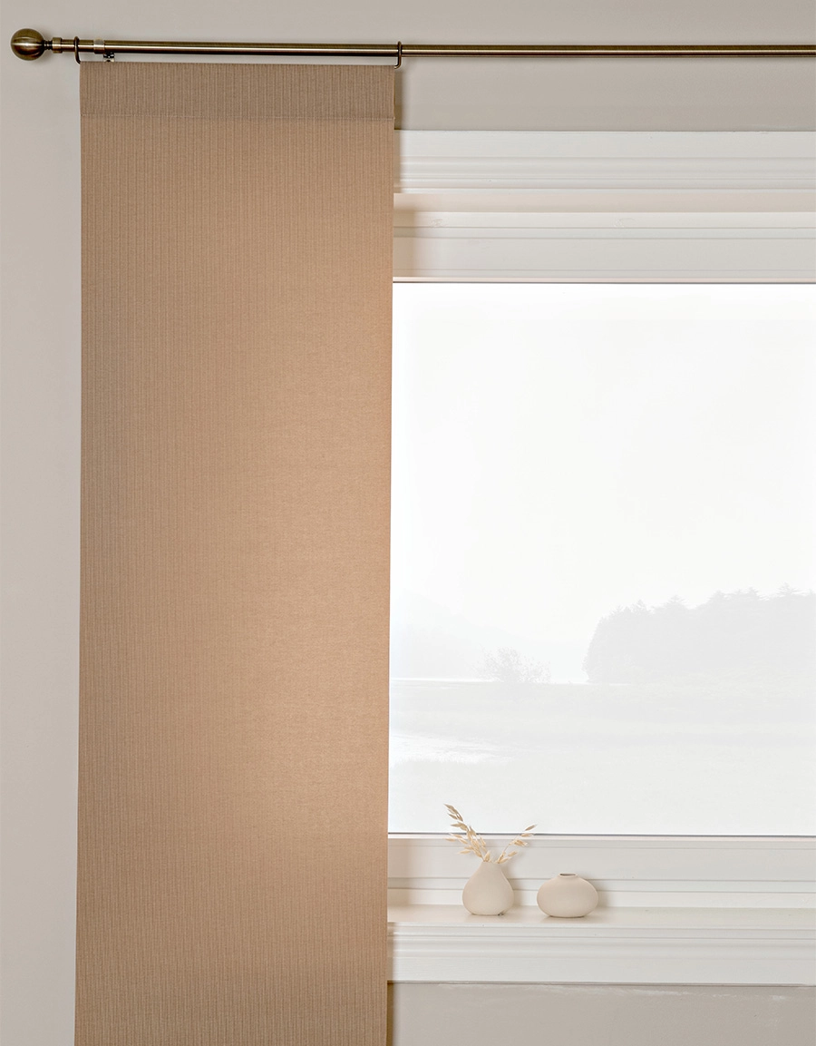 Brun panelgardin med struktur