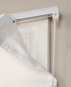 Mekanism på avskärmande hissgardin