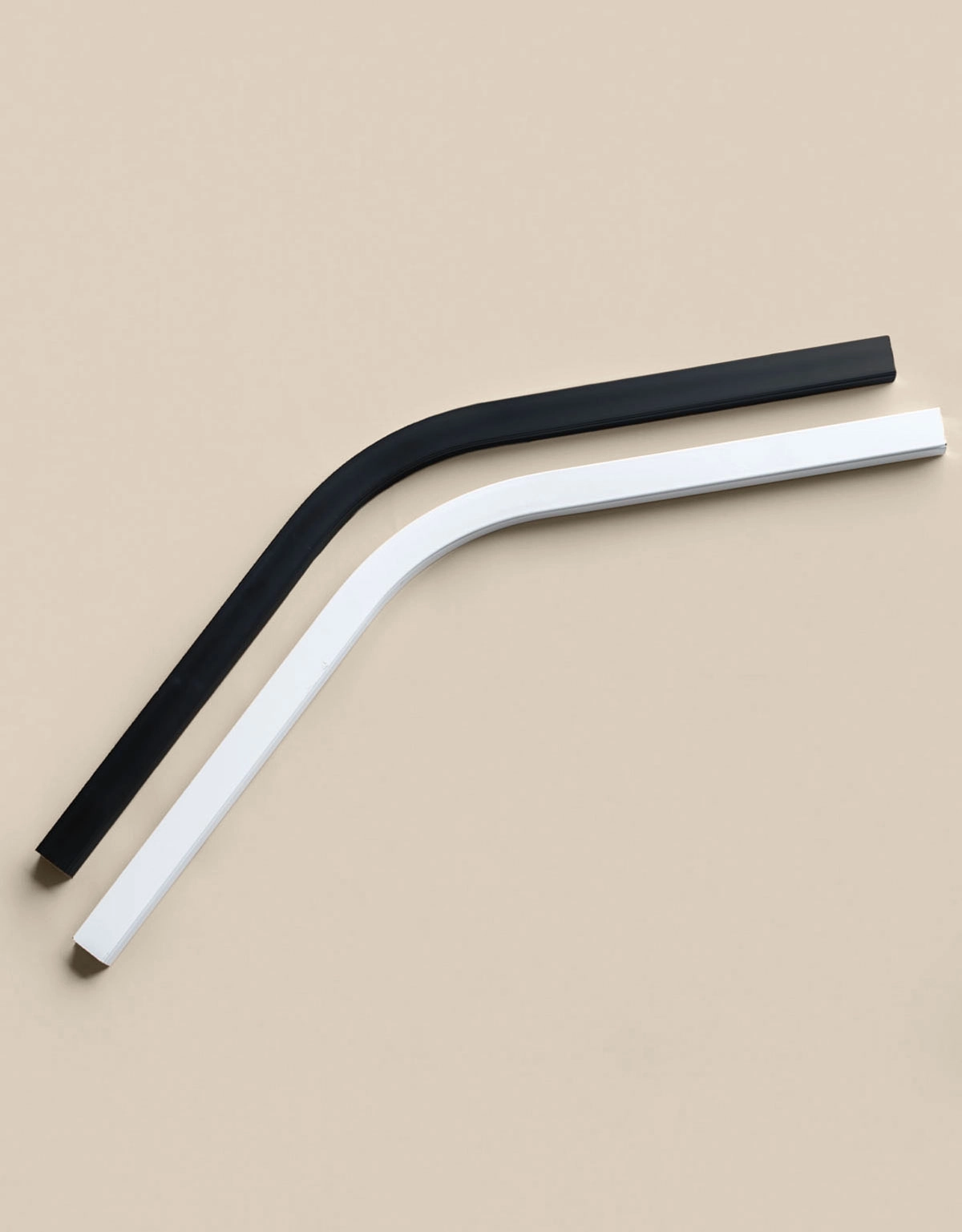 Svart och vit böj till u-skena, 135 grader