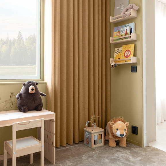 Senapsgul, skir gardin i barnrum