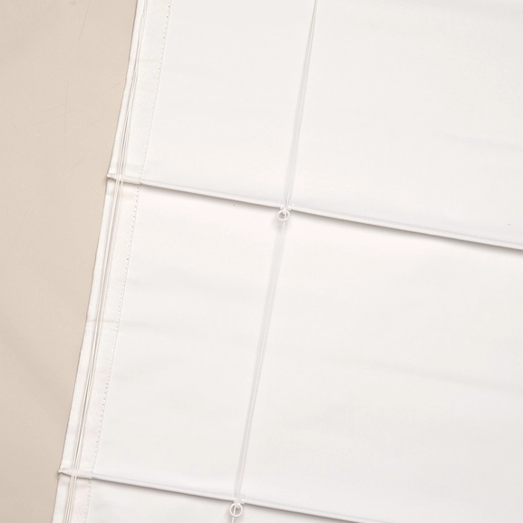 Baksida av mörkläggande hissgardin