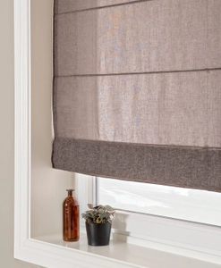 Hissgardin i avskärmande greige väv