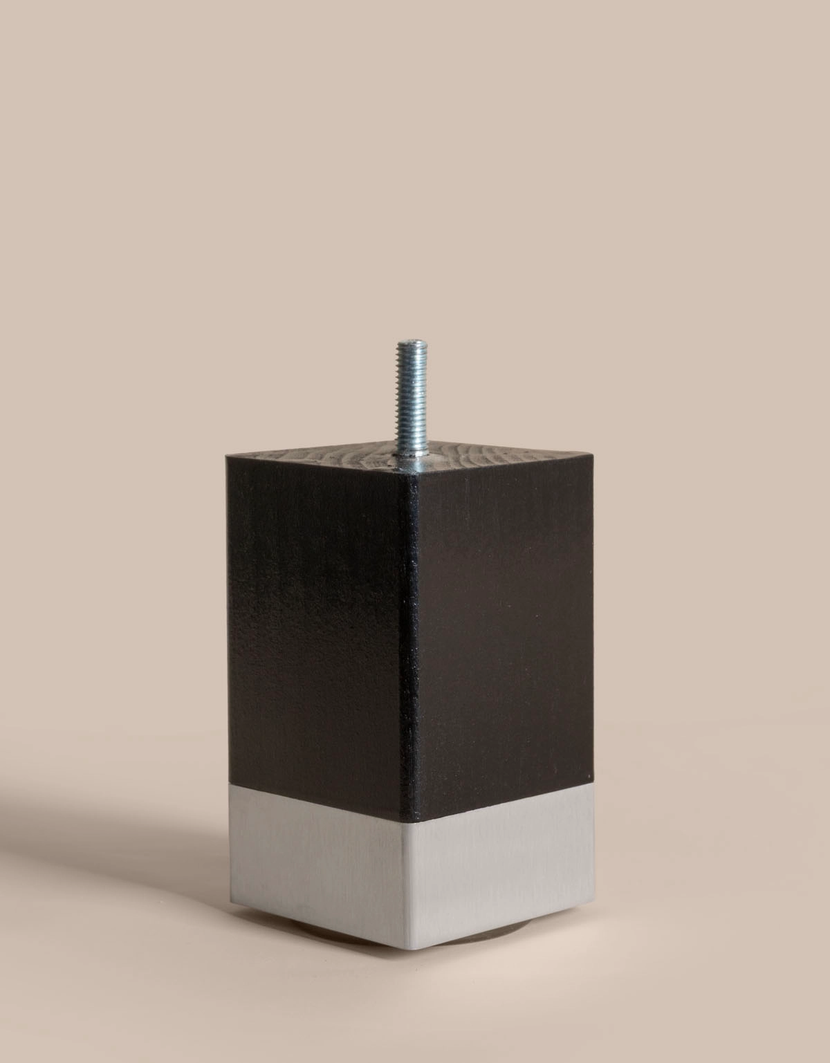 Svart sängben i fyrkantig design med alukant